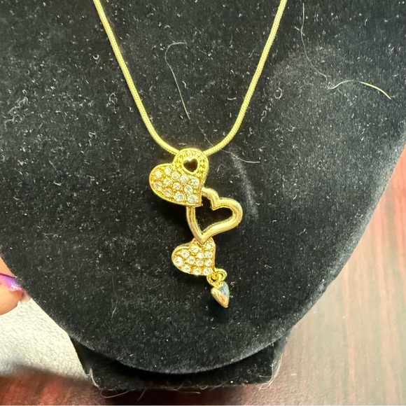 Avon Rhinestone accented stacked hearts Pendant Necklace Goldtone NIB vintage - Picture 2 of 7